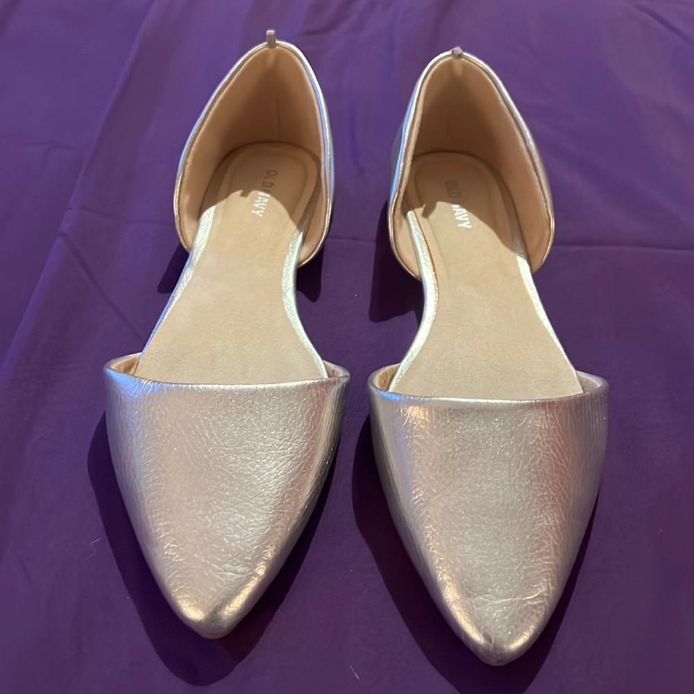 Old Navy Silver Metallic Faux Leather silhouette cut out Pointed Toe Flats Sz 9